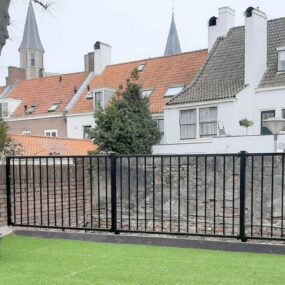 Stalen balustrade op hoogte langs een balkon