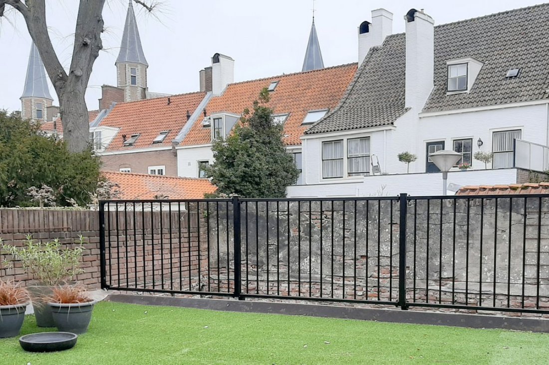 Stalen balustrade op hoogte langs een balkon