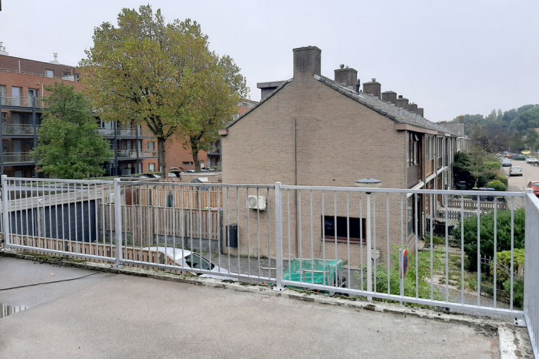 Open stalen balustrade die wind doorlaat