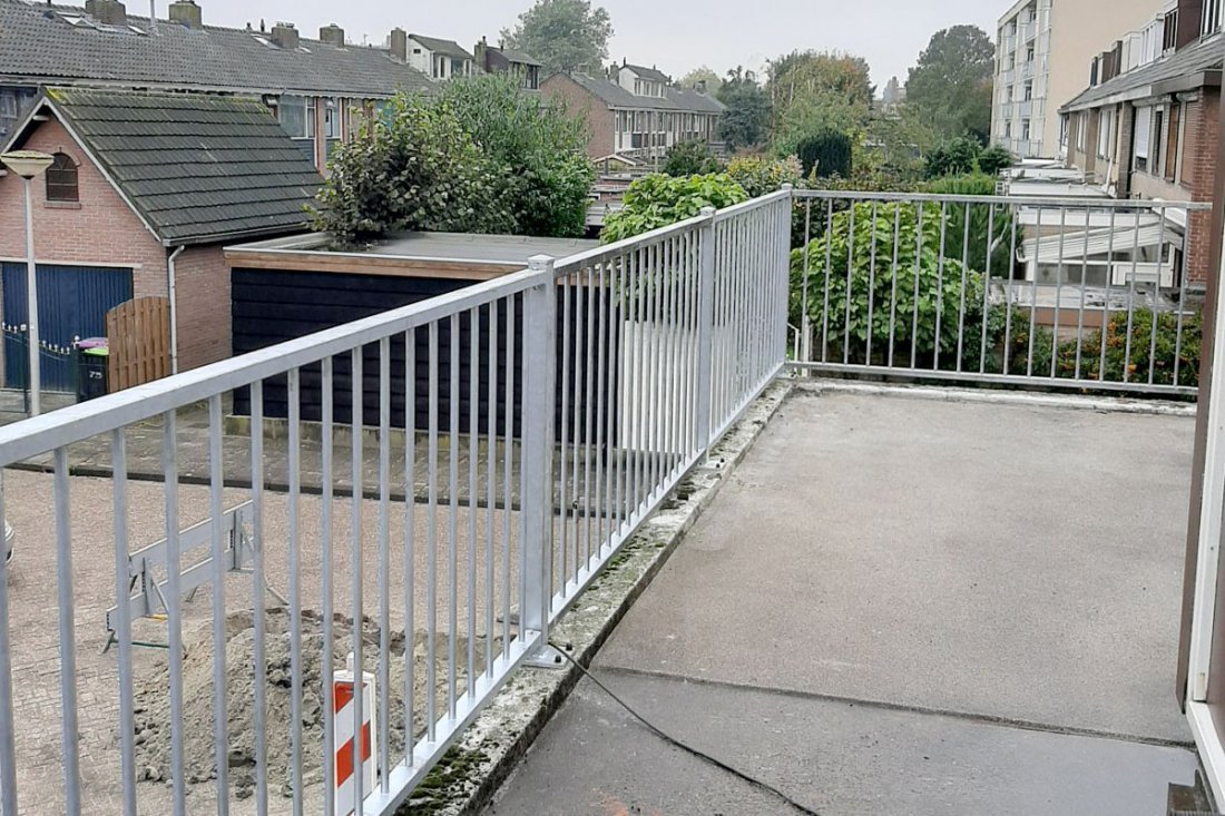 Stalen balustrade met staanders op een balkonrand