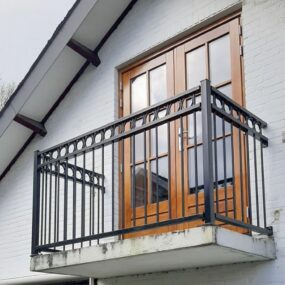 Balkon met open stalen hekwerk op hoogte