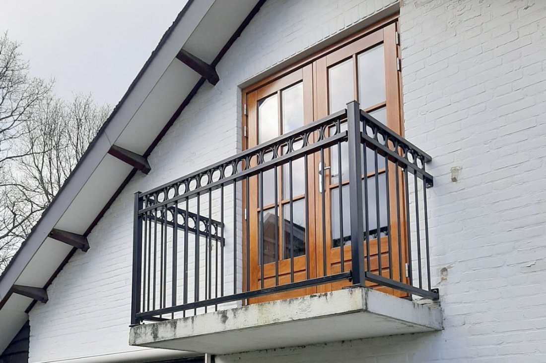 Balkon met open stalen hekwerk op hoogte