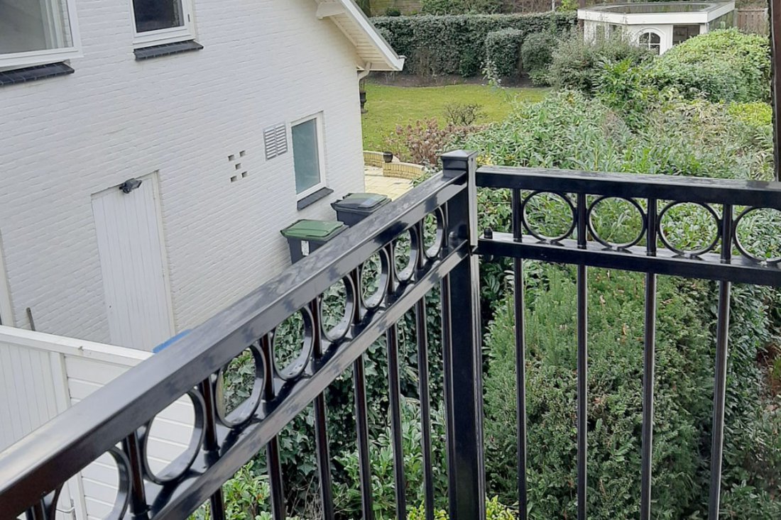 Balkonhekwerk met spijlen die wind doorlaten