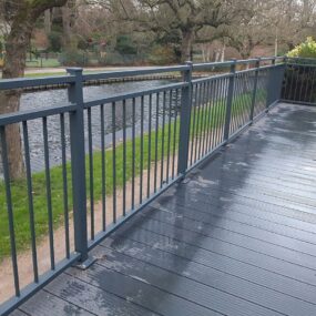 Stalen balustrade met zijmontage aan een balkonrand
