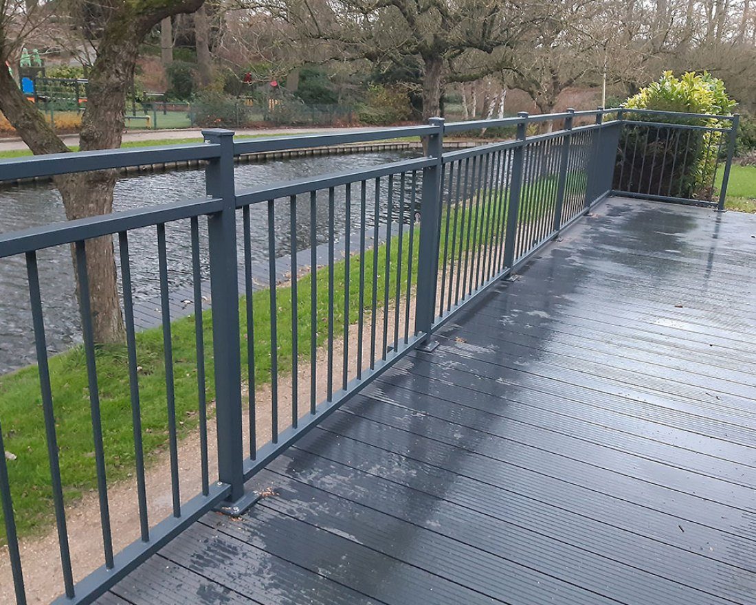 Stalen balustrade met zijmontage aan een balkonrand