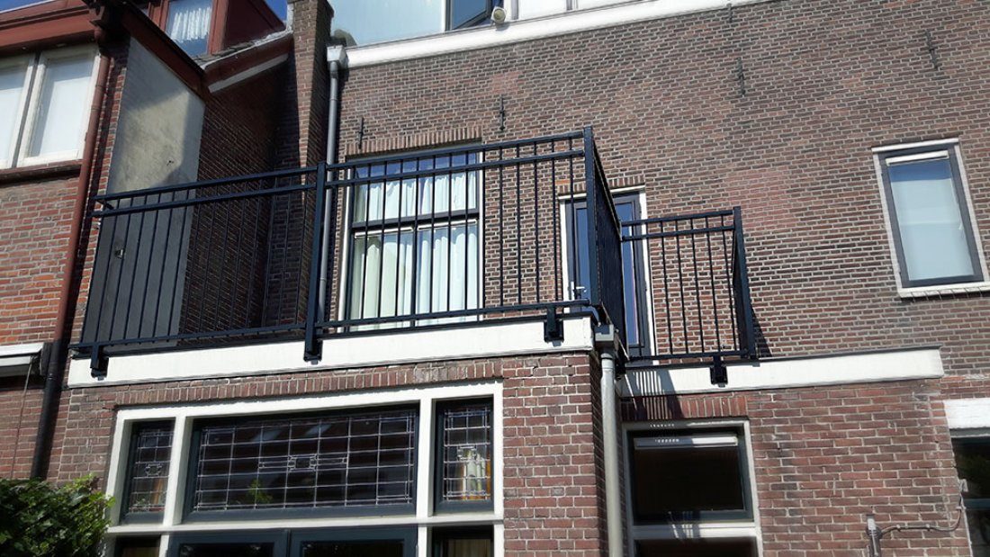 Bovenmontage van een stalen balustrade op een dakterras