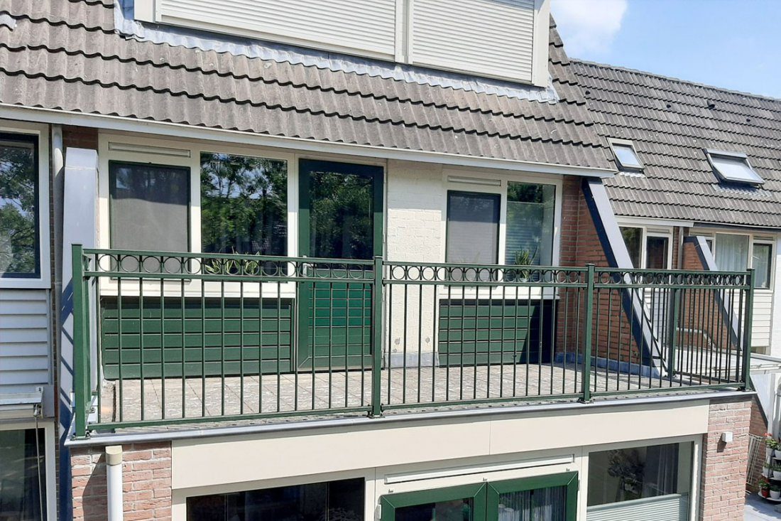 Stalen balustrade gemonteerd op de zijkant van een balkonvloer